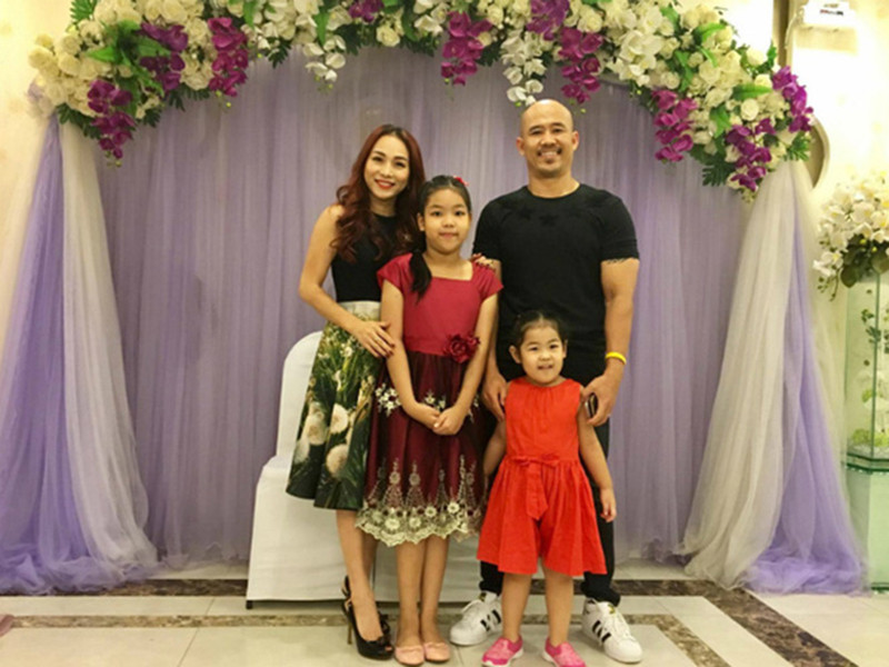 Lê Vi phải nhờ tới chuyên gia tâm lý để giúp cô hiểu bản thân. Ba năm sau, Lê Vi học thanh nhạc với giáo viên nhưng trường hợp cơ hàm cứng và khoang miệng không rung lên, cảm xúc bị tê liệt khiến giáo viên phải bỏ cuộc. Đến giáo viên thứ 4 thì Lê Vi hát được trở lại. Ảnh: Dân Việt