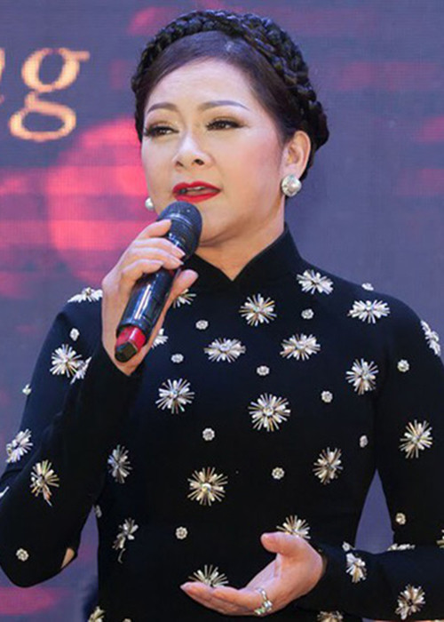 Để lấy lại giọng hát và tinh thần, Như Quỳnh có những cuộc độc thoại với chính mình. Cô không cho phép việc bản thân làm bố mẹ và con gái buồn phiền. Ngoài ra, Như Quỳnh còn hát cho bản thân nghe những bản nhạc Bolero và ra ngoài chơi với bạn bè. Ảnh: Phụ nữ và gia đình