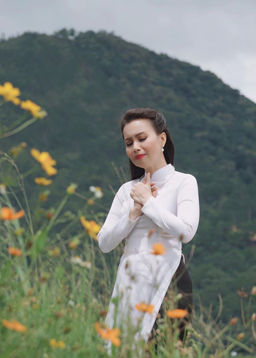 Cẩm Ly sang Mỹ khám bệnh và được chỉ định phải mổ nạo xoang. Nữ ca sĩ tâm sự nằm trên giường bệnh, nhiều lúc cô ứa nước mắt khi nghĩ về tương lai sau này. “Tôi rất sợ bị mất giọng, không thể lên sân khấu hát và gặp gỡ khán giả”, Cẩm Ly nói.