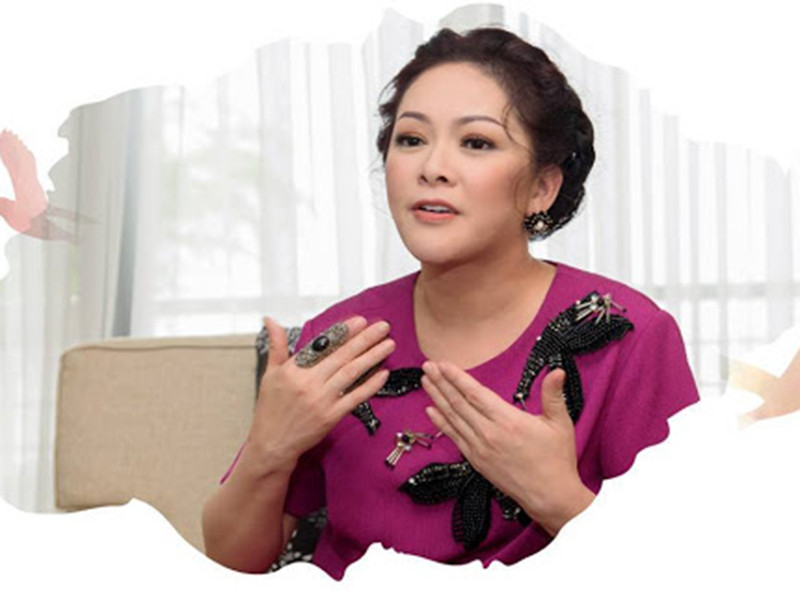 Sau khi ly hôn, Như Quỳnh chán chường đến mức mất giọng. Trong cuộc phỏng vấn trên Zing, nữ ca sĩ tâm sự cô sợ và bị ám ảnh chuyện không thể hát và diễn đạt được cảm xúc bài hát đến khán giả. “Tôi chỉ còn biết trốn biệt tăm trong phòng khóc và khóc”, Như Quỳnh nói. Ảnh: Zing