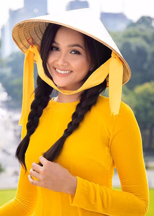 Ngoài ra, chân dài còn chăm làm mới hình ảnh, thử sức đóng phim, làm MC để được khán giả nhớ tới.