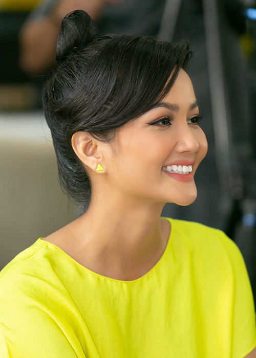 H'hen Niê giữ vẻ đẹp tự nhiên sau khi đăng quang. Được biết, thời gian thi Hoa hậu Hoàn vũ Thế giới 2018, cô có niềng răng nhưng sau đó bỏ khay cố định răng.