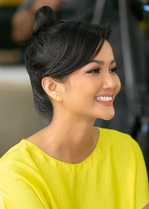 H'hen Niê giữ vẻ đẹp tự nhiên sau khi đăng quang. Được biết, thời gian thi Hoa hậu Hoàn vũ Thế giới 2018, cô có niềng răng nhưng sau đó bỏ khay cố định răng.