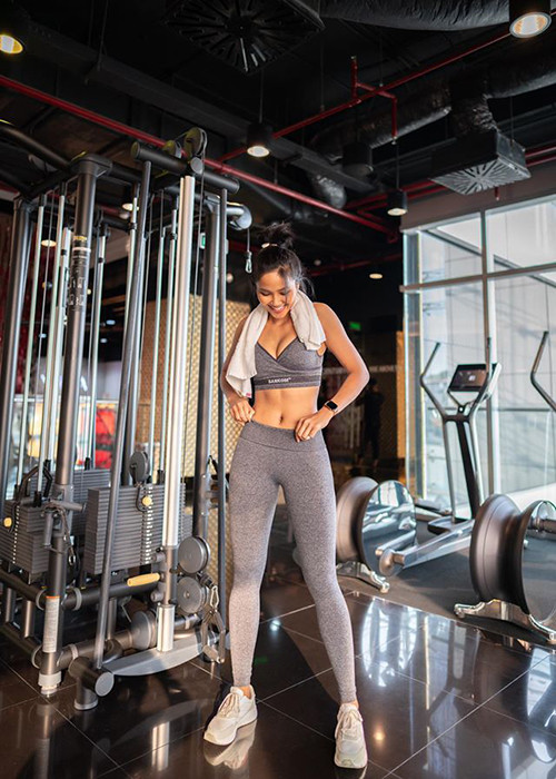 Gương mặt và làn da của H'hen Niê không được lòng tất cả khán giả nhưng không thể phủ nhận vẻ gợi cảm của chân dài với body săn chắc, vòng một căng đầy.