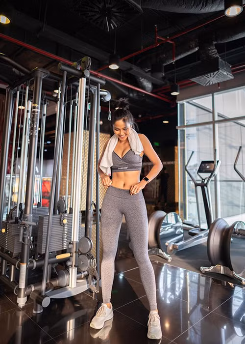 Gương mặt và làn da của H'hen Niê không được lòng tất cả khán giả nhưng không thể phủ nhận vẻ gợi cảm của chân dài với body săn chắc, vòng một căng đầy.