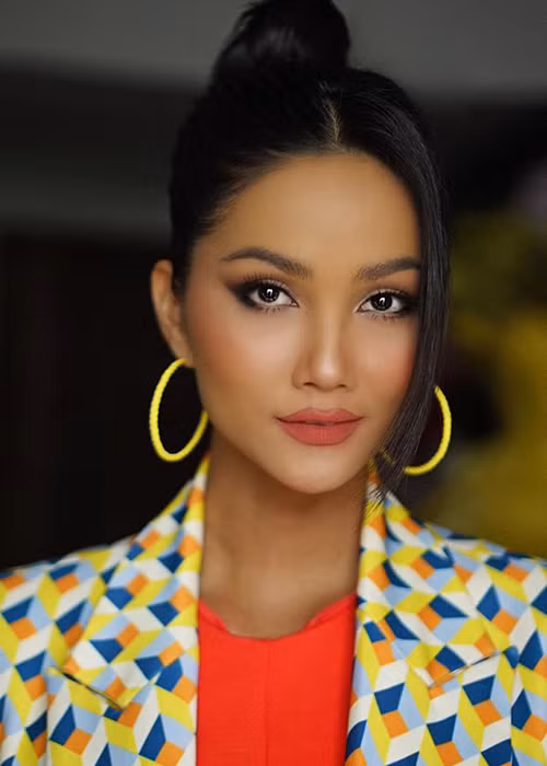 Nhan sắc khác biệt được cho là một trong những lý do khiến H'hen Niê vẫn giữ được độ hot.