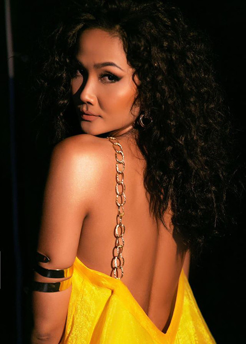 H'hen Niê cho rằng, cô không thể thay đổi quan niệm của một số người vì vậy chỉ biết cố gắng hoàn thiện bản thân, sống lạc quan.