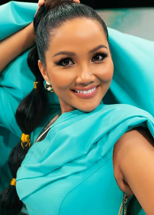 Dù gây tranh cãi trong nước nhưng nhan sắc của H'hen Niê lại được cư dân mạng quốc tế đánh giá cao cũng như giúp cô đoạt thành tích top 5 Hoa hậu Hoàn vũ Thế giới 2018.