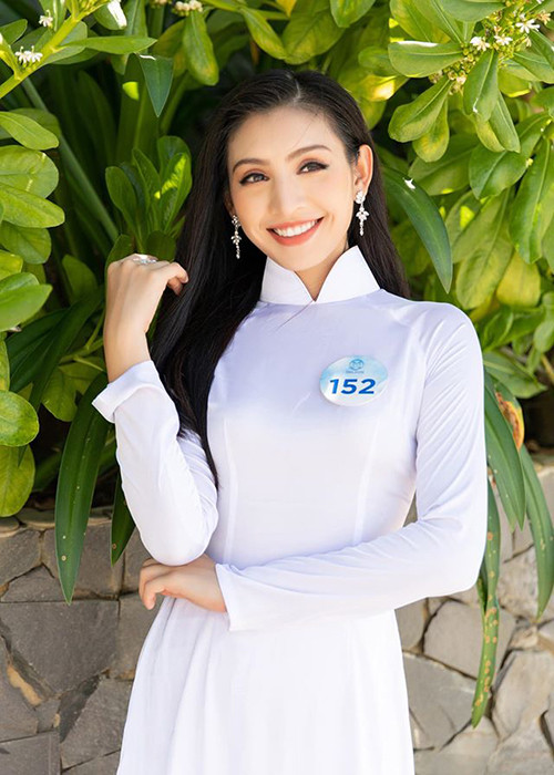 Chân dài sinh năm 1996 từng đoạt giải ba cuộc thi Miss áo dài nữ sinh Việt Nam 2015, trở thành Đại sứ Hotvteen Hà Nội 2014 và giành giải Hoa khôi Miss Hà Nội Photo Model 2015.