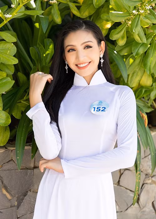 Chân dài sinh năm 1996 từng đoạt giải ba cuộc thi Miss áo dài nữ sinh Việt Nam 2015, trở thành Đại sứ Hotvteen Hà Nội 2014 và giành giải Hoa khôi Miss Hà Nội Photo Model 2015.