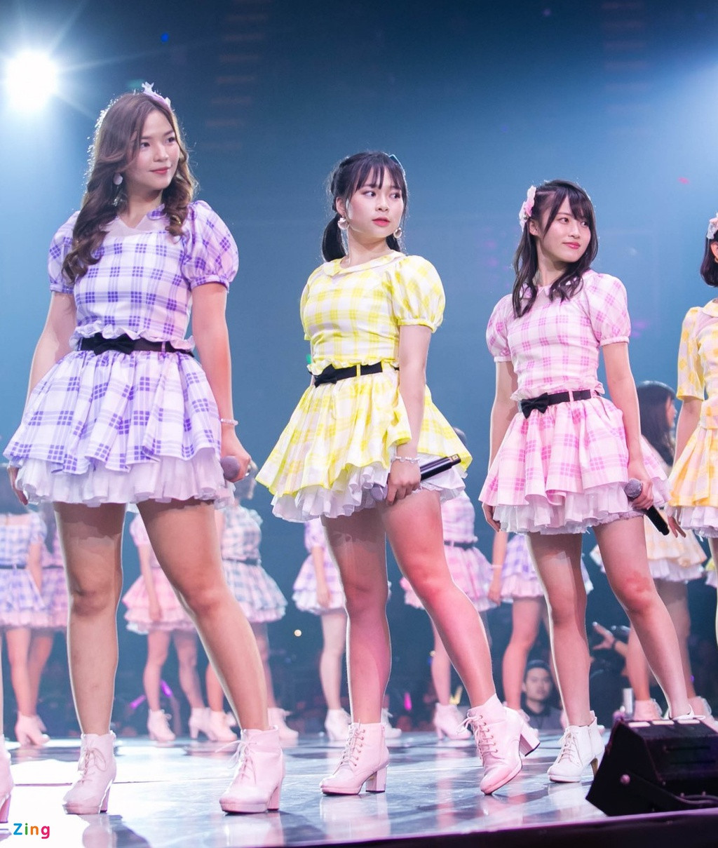 Sau khi ra mắt khán giả, Lệ Trang và các thành viên trong nhóm được tham gia đêm nhạc chung với 48Group tại Thái Lan. Khi đó, cô gái 19 tuổi (váy vàng) vẫn khá mũm mĩm, khuôn mặt bầu bĩnh và mang nét trẻ thơ. Có ý kiến nhận xét Lệ Trang không phải người xinh xắn nhất SGO48 nhưng lại có nét thu hút đặc biệt. Ảnh: Bá Ngọc, Nguyễn Thành.