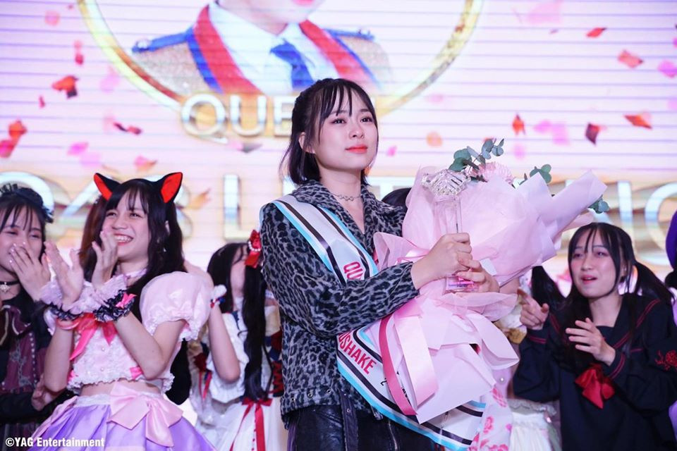 Nhờ lượng fan hùng hậu, 10X người Bắc Ninh vừa trở thành "Queen of Handshake" trong sự kiện được tổ chức ngày 12/7. Cô chiến thắng với lượng "vé handshake" áp đảo - 674 vé. Theo thông tin do công ty quản lý cung cấp, "vé handshake" được đính kèm trong single Koisuru Fortune Cookie. Người hâm mộ phải mua đĩa nhạc để đổi lấy "vé", tích điểm cho thành viên mình yêu thích. Từ lượng vé của Lệ Trang, một số fanpage ước tính fan phải bỏ ra cả trăm triệu đồng để giành vị trí "Queen of Handshake" cho cô. Ảnh: YAG.