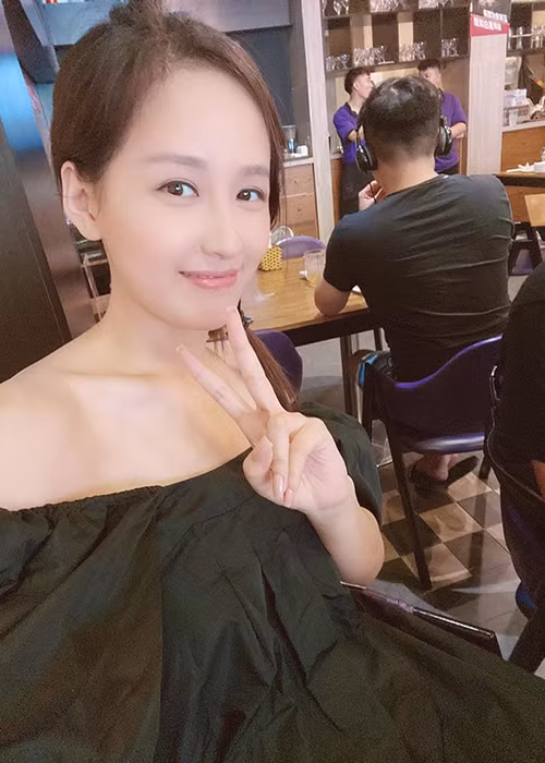 Nàng hoa hậu tinh nghịch nhưng giao tiếp sâu sắc.