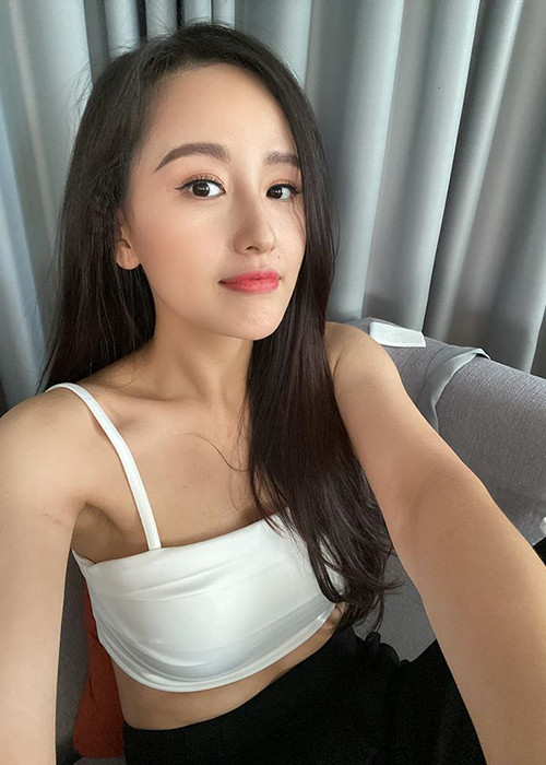 Trước đây, cô từng vấp phải những ý kiến trái chiều vì chia sẻ hình ảnh quá gợi cảm.