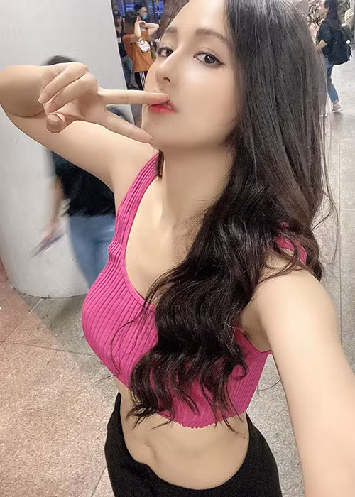 Bạn bè khen ngợi Mai Phương Thúy đẹp nuột nà như gái 18.