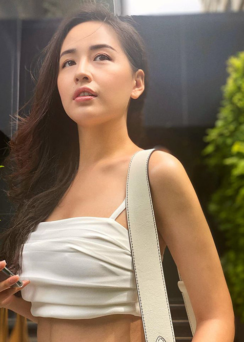 Chân dài sinh năm 1988 từng có thời gian bị chê đô con. Trước những lời bình luận về vóc dáng, cô quyết tâm giảm cân.