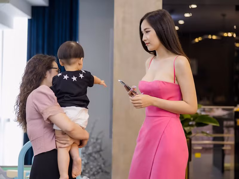 Mai Phương Thúy hiện là đại gia của showbiz nhờ tài năng kinh doanh và đắt show dự sự kiện, làm đại diện dù đã đăng quang 12 năm.