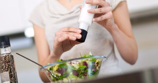 Thận già sớm. Càng ăn nhiều muối thì thận càng phải làm việc thải độc nặng nhọc hơn, khiến cho việc tiêu thụ chất lỏng khác kém có thể gây ra việc thận bị lão hóa sớm. Đây là một rủi ro nguy hiểm nhất cho sức khỏe của bạn.