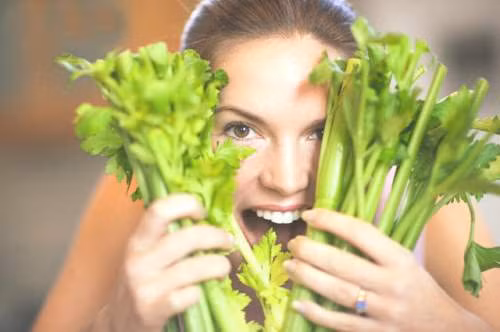 Uống cốc đầu tiên vào buổi sáng trước khi ăn và sau mỗi bữa ăn 20 phút lại uống tiếp. Thử phương pháp này trong vòng 3 ngày liên tiếp mỗi tháng, bạn sẽ thấy rõ sự khác biệt trong cơ thể.