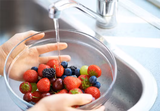 Sản phẩm hữu cơ cũng cần rửa sạch. Các sản phẩm hữu cơ thường được hiểu là thực phẩm sạch và an toàn. Cũng chính bởi sự mặc nhận này mà chúng ta chủ quan khi sử dụng chúng. Ví dụ, bạn có thể không rửa thực phẩm trước khi chế biến hoặc rửa chúng qua quít mà không biết rằng vi khuẩn ở các giá kệ bày bán thực phẩm có thể bám vào thực phẩm sạch và trở thành nguồn lây bệnh.