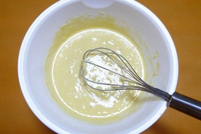 Bánh táo. Với món bánh táo làm bằng lò vi sóng này, chúng ta chỉ mất vỏn vẹn tầm 10 – 15 phút cho cả khâu sơ chế nguyên liệu và nướng. Nguyên liệu chính của món bánh này sẽ bao gồm: táo, hạt ngũ cốc, đường nâu, bơ, bột mì, bột nở, bột quế.