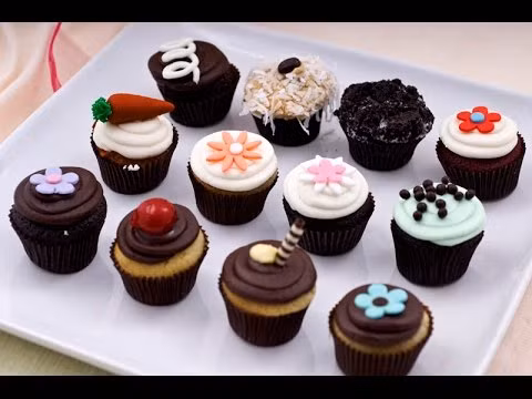 Do nhiệt độ và công suất của mỗi lò vi sóng là khác nhau nên thời gian nướng bánh chín sẽ có sự chênh lệch (từ 1 phút rưỡi đến 3 phút). Bạn nhớ chỉ đổ bột đến nửa hoặc nhiều nhất là 2/3 ly và liên tục để mắt để bánh không bị nở tràn ra ngoài