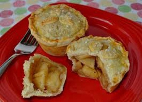 Đầu tiên, gọt vỏ táo và xắt thành miếng nhỏ. Sau đó trộn tất cả các nguyên liệu đánh thật đều và cho táo vào để trong khoảng 5 phút để nguyên liệu được hòa quyện. Bước cuối cùng là bỏ vào bát nhỏ và quay lò vi sóng khoảng 3 phút. Công đoạn cuối cùng chỉ là thưởng thức.