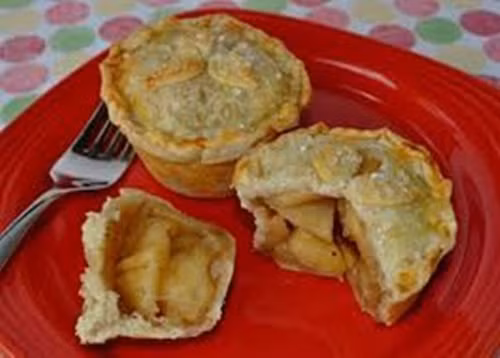 Đầu tiên, gọt vỏ táo và xắt thành miếng nhỏ. Sau đó trộn tất cả các nguyên liệu đánh thật đều và cho táo vào để trong khoảng 5 phút để nguyên liệu được hòa quyện. Bước cuối cùng là bỏ vào bát nhỏ và quay lò vi sóng khoảng 3 phút. Công đoạn cuối cùng chỉ là thưởng thức.