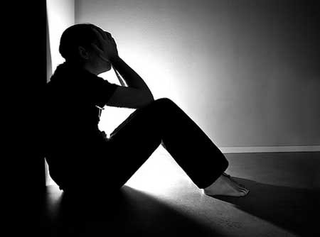 Về mặt tinh thần, căn bệnh còn khiến anh bị trầm cảm vì thức dậy mỗi ngày với những cơn đau. Đêm khuya, anh hầu như không ngủ được vì cứ trở mình thì các vết loét rỉ máu.