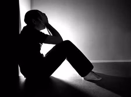 Về mặt tinh thần, căn bệnh còn khiến anh bị trầm cảm vì thức dậy mỗi ngày với những cơn đau. Đêm khuya, anh hầu như không ngủ được vì cứ trở mình thì các vết loét rỉ máu.