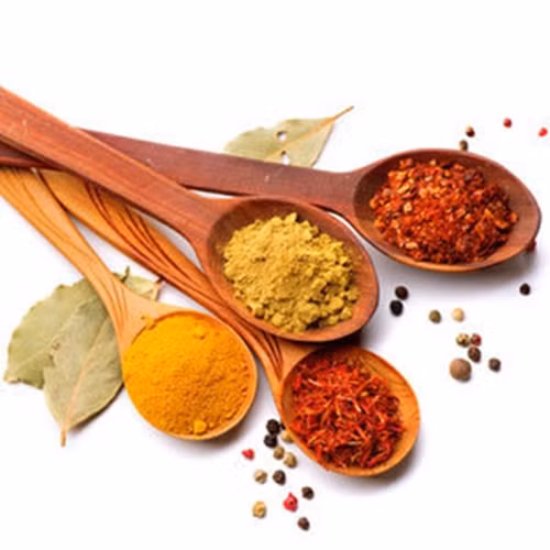 Gia vị. Hầu hết các loại gia vị đều không nên để vào tủ lạnh bởi nhiệt độ lạnh sẽ làm thay đổi hương vị của nó. Thậm chí, nếu để bột nghệ trong tủ lạnh, cũng có nguy cơ bị mốc bởi không khí ẩm.