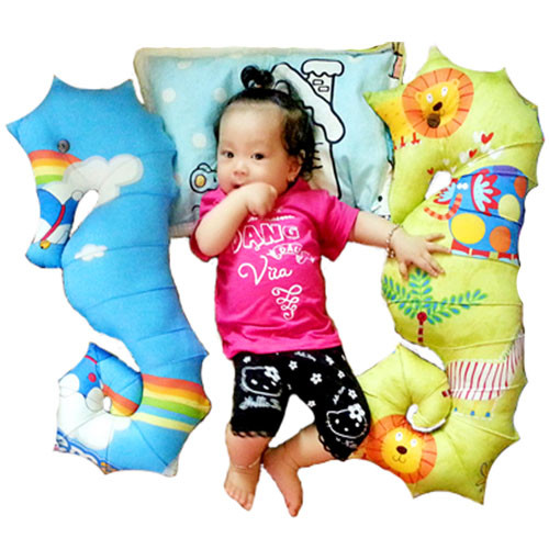 Ngoài ra, những chiếc gối hình cá ngựa được sử dụng theo cách truyền thống để nâng đỡ chiếc đầu non nớt của trẻ có thể hạn chế chuyển động của trẻ sơ sinh.