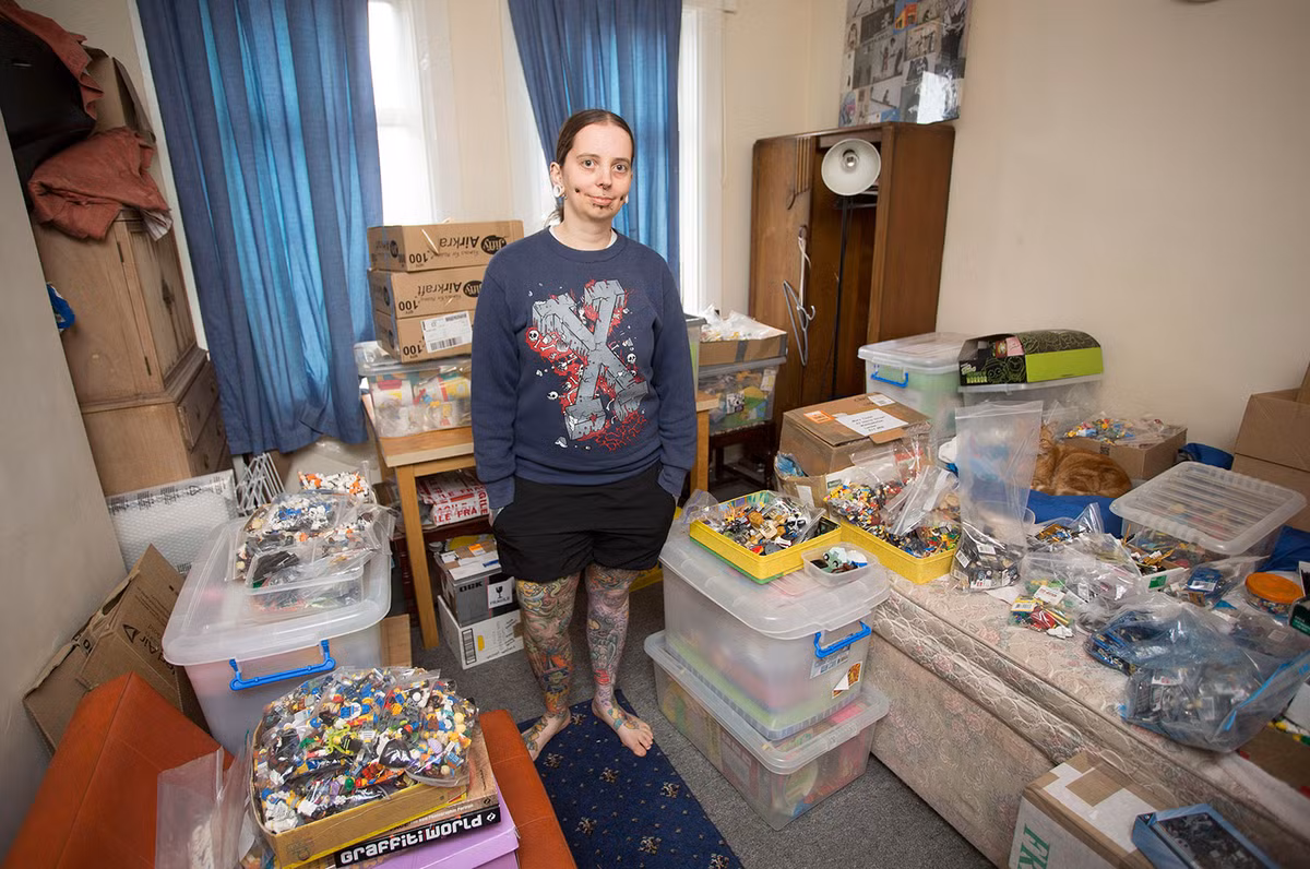 Ngoài hình xăm, cô còn có cả bộ sưu tập 3500 đồ chơi và tranh ảnh về bộ phim hoạt hình này.