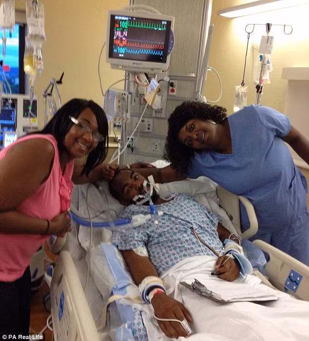 Để có thể cứu sống Jawaun cũng như chân phải của anh, các bác sĩ phẫu thuật đã phải cắt bỏ phần thịt từ đầu gối đến vùng bẹn bị lây nhiễm. Sau ca phẫu thuật, anh được chuyển đến bệnh viện khác để thực hiện ghép mô từ chân trái sang chân phải.