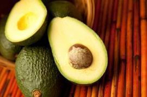 Quả bơ là lọai trái cây được ưa thích ngoài hương vi thơm ngon thì trong quả bơ còn chứa nhiều chất chống oxi hóa. Chỉ số TAC ( total antioxidant capacity- tổng khả năng chống oxi hóa) của quả bơ là 1933 µmol/100g. Trong đái đường, tiêu thụ các loại thực phẩm có chứa nhiều chất chống oxi hóa mạnh rất cần thiết do hoạt động những gốc tự do tăng.