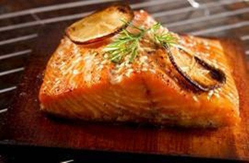 Cá hồi là một loại cá béo rất giàu omega 3 và có tác dụng làm giảm nguy cơ các bệnh lý tim mạch đã được chứng minh qua các công trình nghiên cứu. Loại acid béo này giúp làm giảm huyết áp, triglycerid máu và sự hình thành các huyết khối.