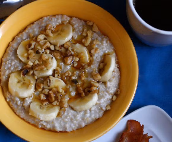 Hơn nữa, ngũ cốc là loại thực phẩm chứa nhiều đường gây hại cho cơ thể, nhất là vào buổi sáng. Thay vì ngũ cốc, bạn có thể chọn các loại hạt hay ngũ cốc nguyên hạt.