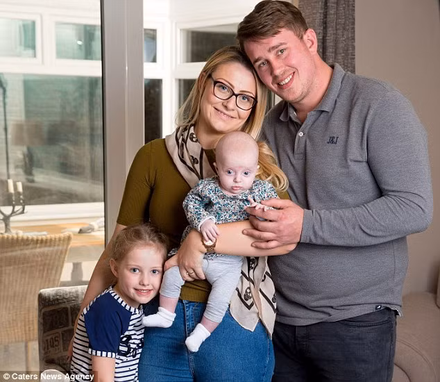 Vài giây sau sinh, em bé được bác sỹ quấn màng dính để giữ nội tạng cố định và ngăn ngừa nhiễm trùng.