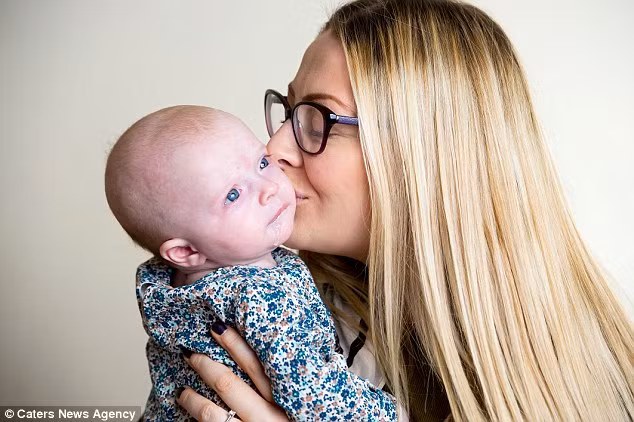 Sau đó, bác sỹ ngay lập tức tiến hành phẫu thuật để đưa nội tạng của em vào cơ thể. Bác sỹ cũng phẫu thuật để tạo ra một cái rốn nhỏ cho bé như bao người khác.