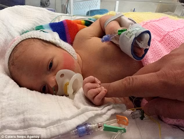 Họ đã phải quyết định gấp rằng có giữ bé ở lại không. Gia đình rất đau đớn nhưng quyết định tin vào một phép màu thần kỳ, bé sẽ được phẫu thuật thành công sau khi chào đời.