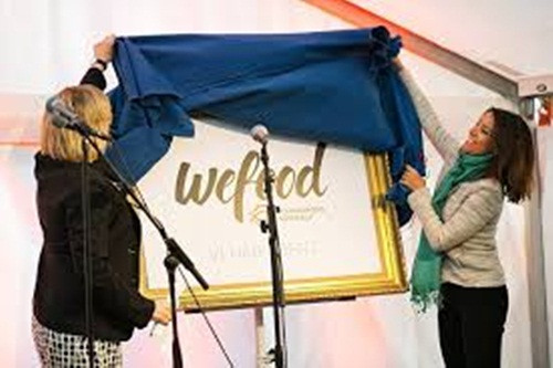 Dự án siêu thị là sự hợp tác giữa Ngân hàng Thực phẩm và Tổ chức Từ thiện Tôn giáo Danchurch Aid. Trước khi khai trương siêu thị này, họ cũng đã phải đối mặt với nhiều trở ngại pháp lý khi thuyết phục chính phủ cho phép bán hàng hết hạn sử dụng. 