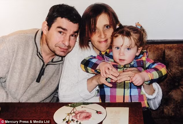 Năm ngoái, trường hợp của cô Kelly Dodgson cũng đã khiến bao nhiêu người thương xót bởi bác sỹ chẩn đoán triệu chứng ung thư chỉ là những dấu hiệu bình thường trong thai kỳ. Thai phụ 33 tuần tuổi này đã có những cơn ho kéo dài và dùng thuốc cũng không thuyên giảm.