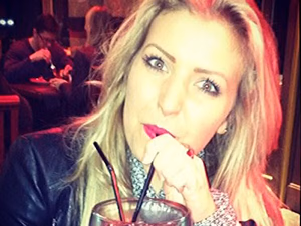 Khi tình trạng tồi tệ, cô đi làm các xét nghiệm và phát hiện khối u khoảng 12cm đang phát triển. Chỉ 3 tuần sau, cuộc sống của cô gái trẻ không thể cứu chữa.