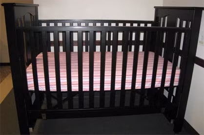 Màn cũi. Dùng để ngăn chặn côn trùng vào và ngăn không cho bé trèo ra ngoài. Tuy nhiên, những em bé lớn hơn một chút thì bé có thể trèo ra ngoài hay nghịch màn làm mình mắc kẹt trong đó. Tốt nhất là cho bé nằm trên giường rộng thay vì cũi.