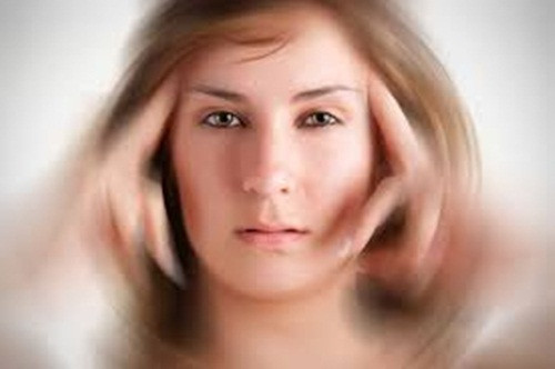 Chóng mặt buồn nôn. Nếu có triệu chứng này, bạn có thể cải thiện lượng đường trong máu để tăng cường khả năng kháng bệnh bằng cách uống một cốc nước đường loãng.