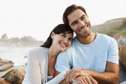 Nguyên tắc 4: Không tiết kiệm lời ngợi khen Chúng ta thường xuyên dùng lời khen ngợi để khuyến khích trẻ phát triển những thói quen tốt, nhưng mọi người lại quên sử dụng những lời này để động viên khích lệ chính vợ (chồng) mình. Khi nhận được sự giúp đỡ, lời ngợi khen từ phía đối phương ta sẽ thấy được cảm giác yêu thương, trân trọng, tăng thêm tình cảm vợ chồng, từ đó có được cuộc hôn nhân hạnh phúc.