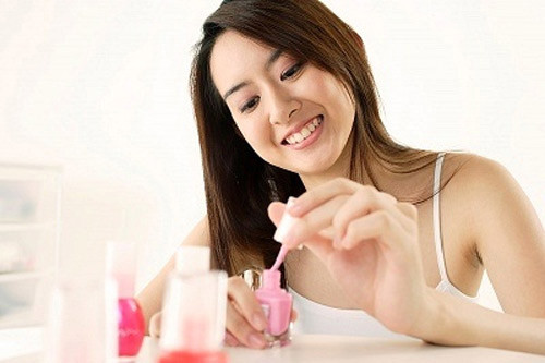 Đồ trang điểm. Hãy cẩn thận với đồ make up, mặc dù bạn ngừng sử dụng trong thời kỳ mang thai nhưng nó vẫn có mùi. Các loại mỹ phẩm có mùi hương thường chứa phthalates độc hại, nó có thể tác động tiêu cực đến sự phát triển của bào thai. Tốt nhất các mẹ hãy chắc chắn kiểm tra nhãn hiệu để đảm bảo sản phẩm không có DBP, formaldehyde và toluene nếu phải dùng.