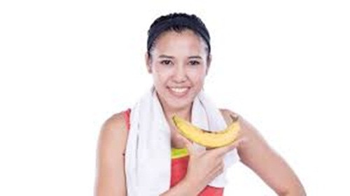 Tăng cường thể lực. Chuối có giá trị calo cao, vì thế nó là nguồn năng lượng tự nhiên tuyệt vời. Nếu bạn cần lực đẩy sau một buổi tập vất vả thì hãy ăn một quả chuối. Nó sẽ giúp bạn có được thể lực lâu dài, hơn nữa, kali trong chuối cũng ngăn chứng chuột rút và tê cơ bắp.