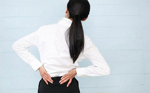 Đau lưng kèm đau bụng dưới ở nữ giới có thể là triệu chứng của một số bệnh phụ khoa như: Viêm cổ tử cung, sa tử cung, u xơ tử cung, u nang buồng trứng, ung thư cổ tử cung, ung thư buồng trứng. Khi có dấu hiệu đau lưng dạng này, các chị em cần nhanh chóng đến khám bác sĩ phụ khoa để được điều trị sớm.