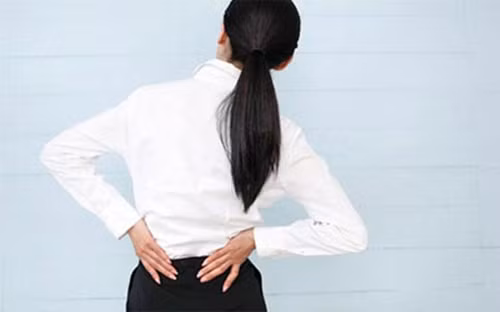 Đau lưng kèm đau bụng dưới ở nữ giới có thể là triệu chứng của một số bệnh phụ khoa như: Viêm cổ tử cung, sa tử cung, u xơ tử cung, u nang buồng trứng, ung thư cổ tử cung, ung thư buồng trứng. Khi có dấu hiệu đau lưng dạng này, các chị em cần nhanh chóng đến khám bác sĩ phụ khoa để được điều trị sớm.